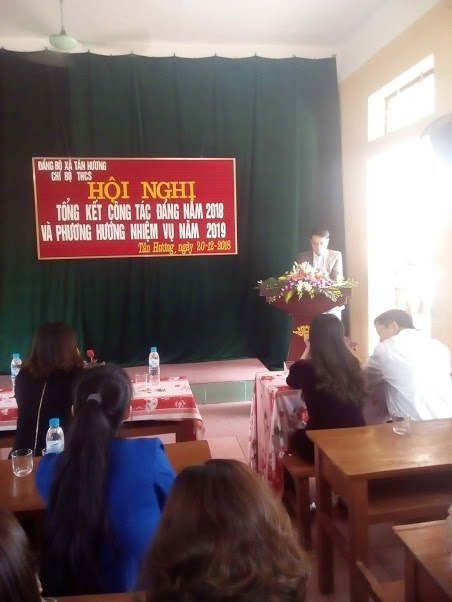 Đồng chí Bùi Văn Hải dẫn chương trình hội nghị tổng kết của chi bộ.