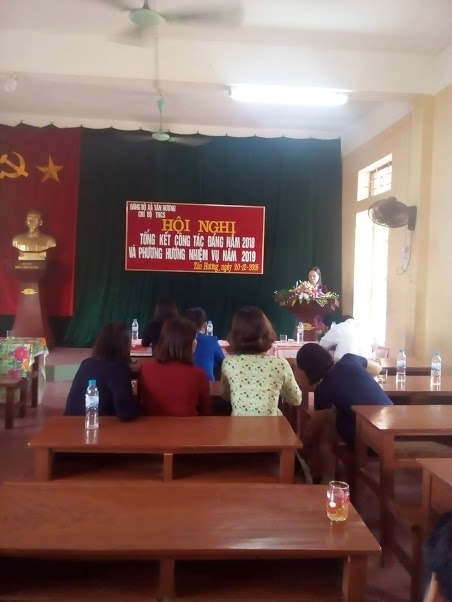 Đồng chí Nguyễn Thị Min báo cáo quỹ thu chi của chi bộ năm 2018